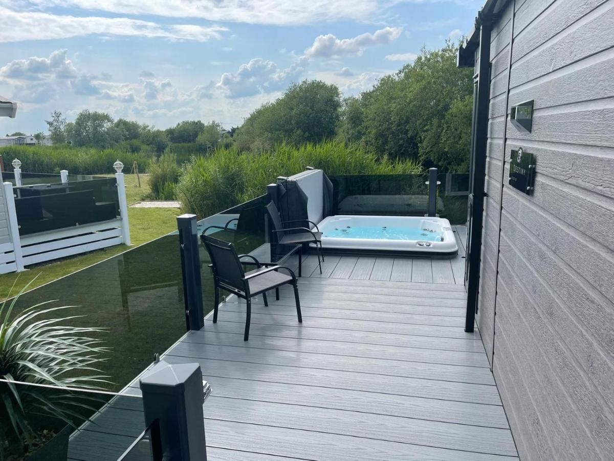 Indulgence Lakeside Lodge I3 With Hot Tub, Private Fishing Peg Situated At Tattershall Lakes Country Park 外观 照片