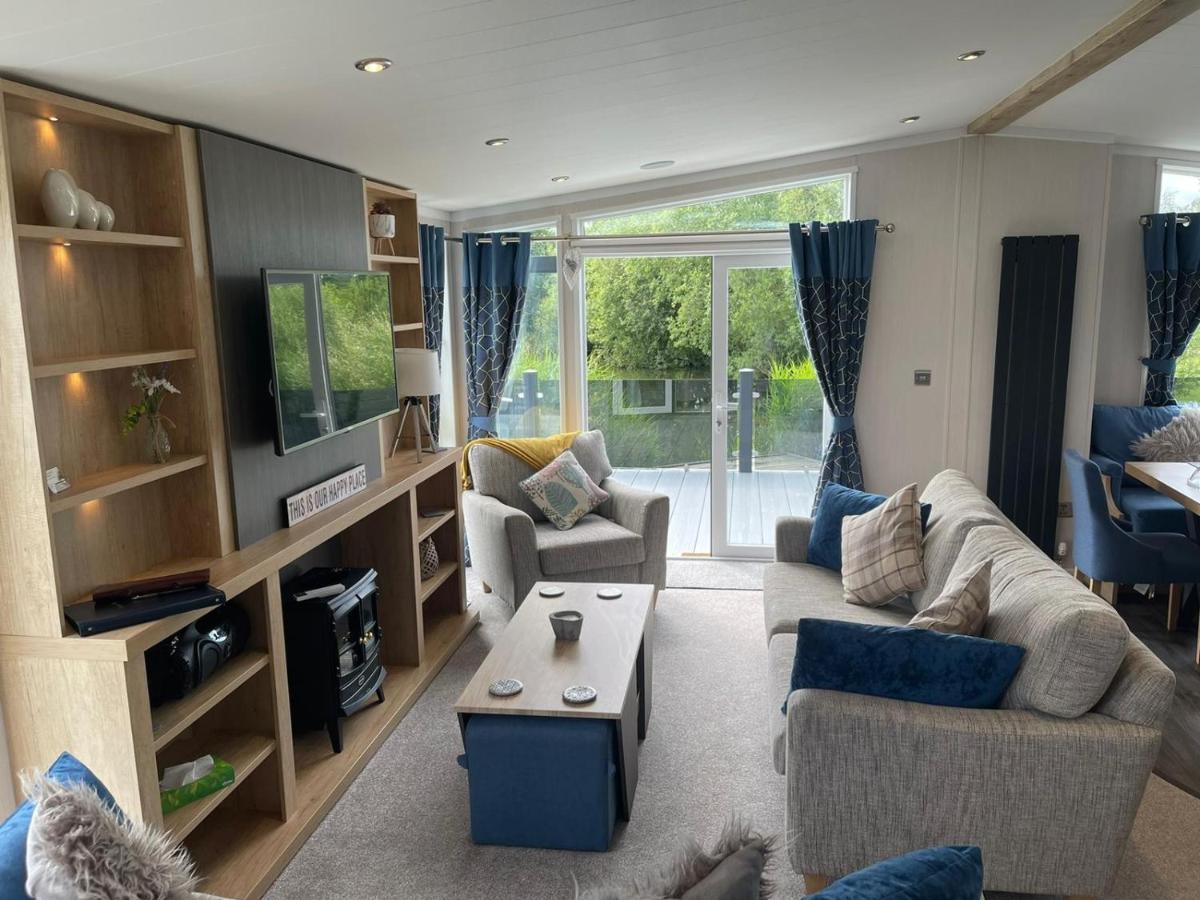 Indulgence Lakeside Lodge I3 With Hot Tub, Private Fishing Peg Situated At Tattershall Lakes Country Park 外观 照片