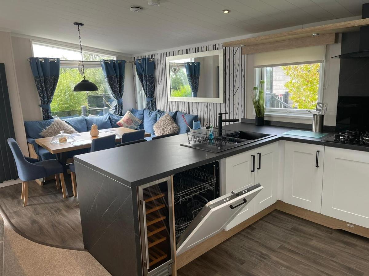 Indulgence Lakeside Lodge I3 With Hot Tub, Private Fishing Peg Situated At Tattershall Lakes Country Park 外观 照片