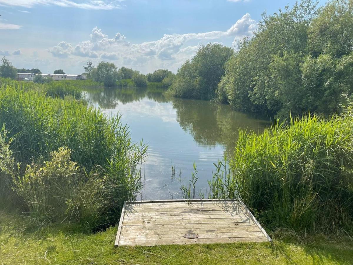 Indulgence Lakeside Lodge I3 With Hot Tub, Private Fishing Peg Situated At Tattershall Lakes Country Park 外观 照片