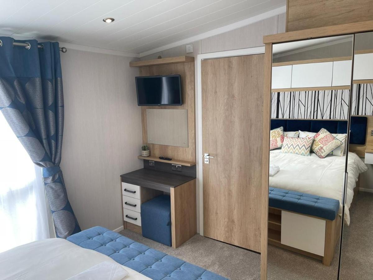 Indulgence Lakeside Lodge I3 With Hot Tub, Private Fishing Peg Situated At Tattershall Lakes Country Park 外观 照片
