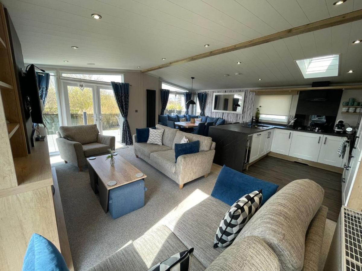 Indulgence Lakeside Lodge I3 With Hot Tub, Private Fishing Peg Situated At Tattershall Lakes Country Park 外观 照片