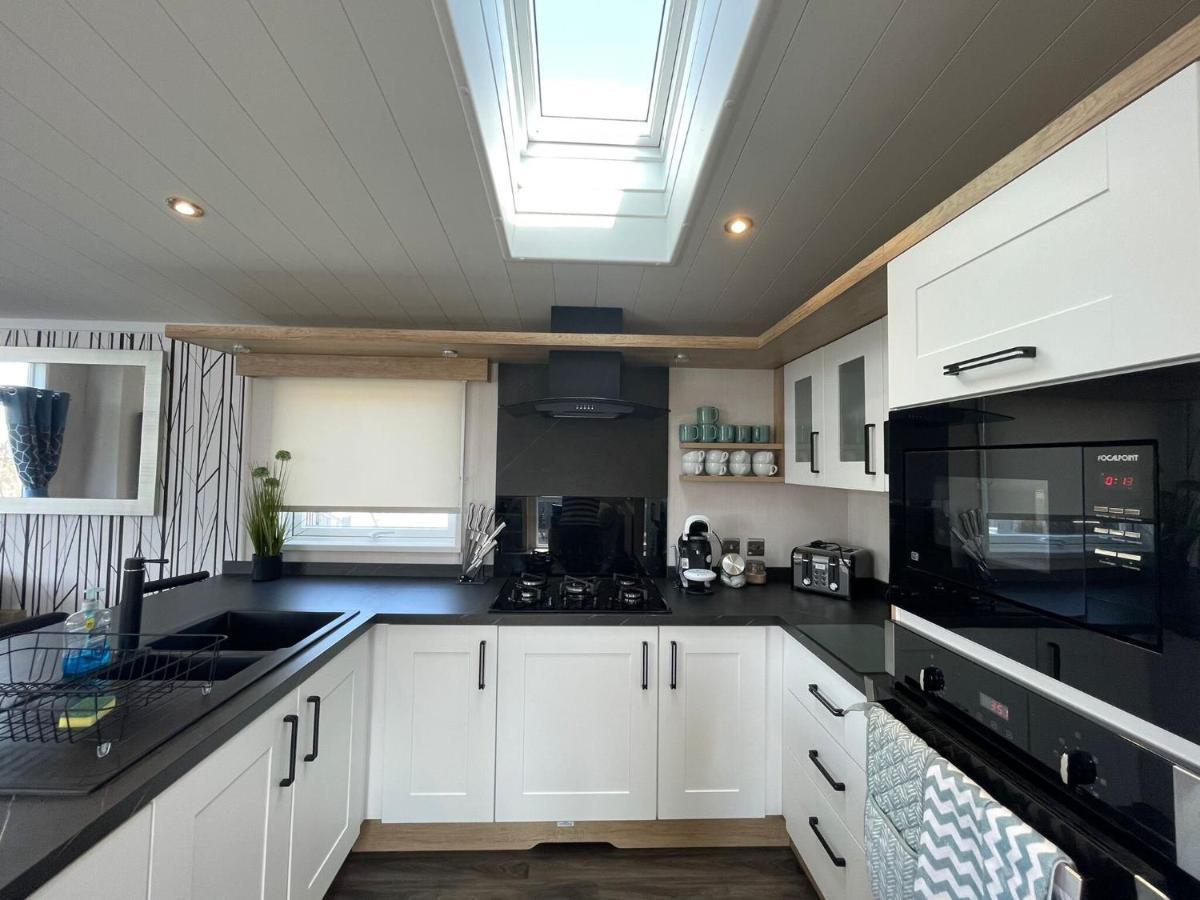 Indulgence Lakeside Lodge I3 With Hot Tub, Private Fishing Peg Situated At Tattershall Lakes Country Park 外观 照片