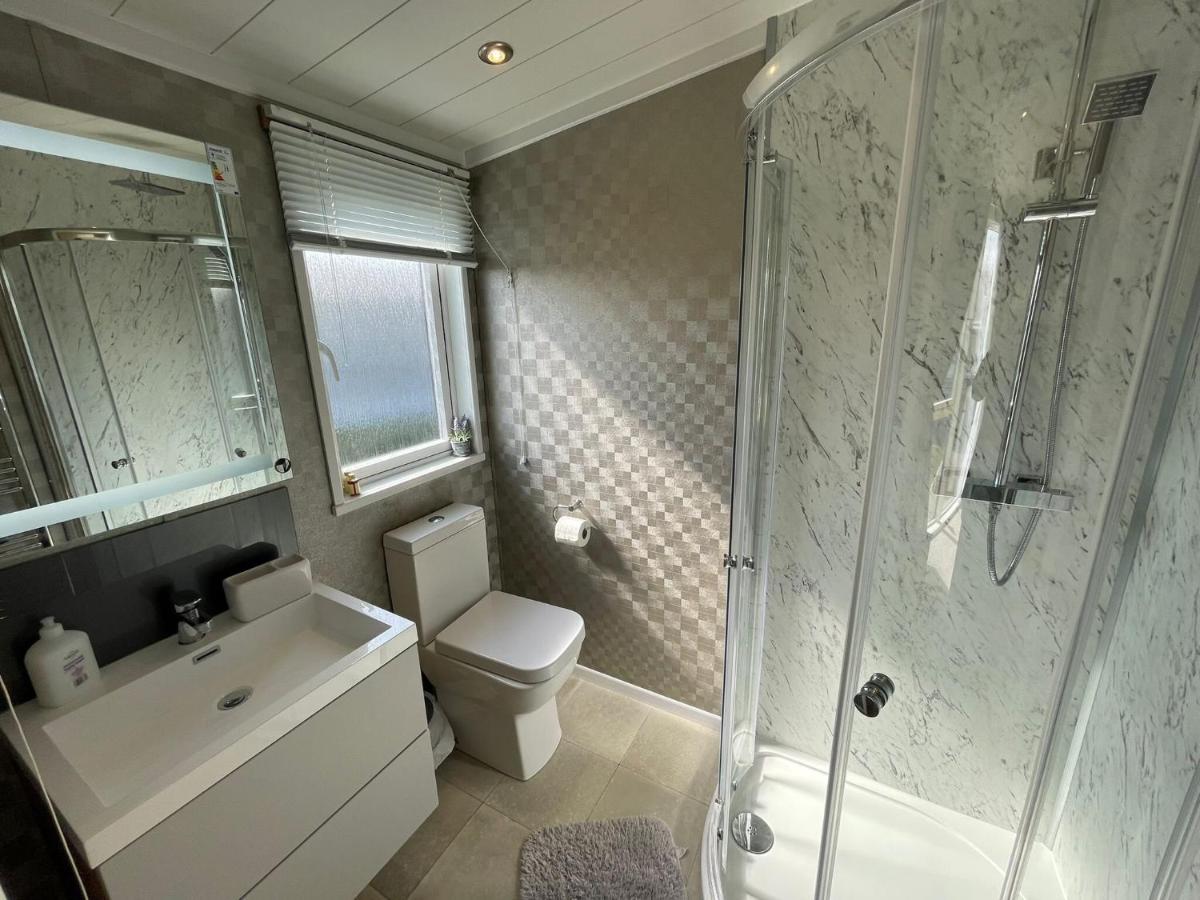 Indulgence Lakeside Lodge I3 With Hot Tub, Private Fishing Peg Situated At Tattershall Lakes Country Park 外观 照片