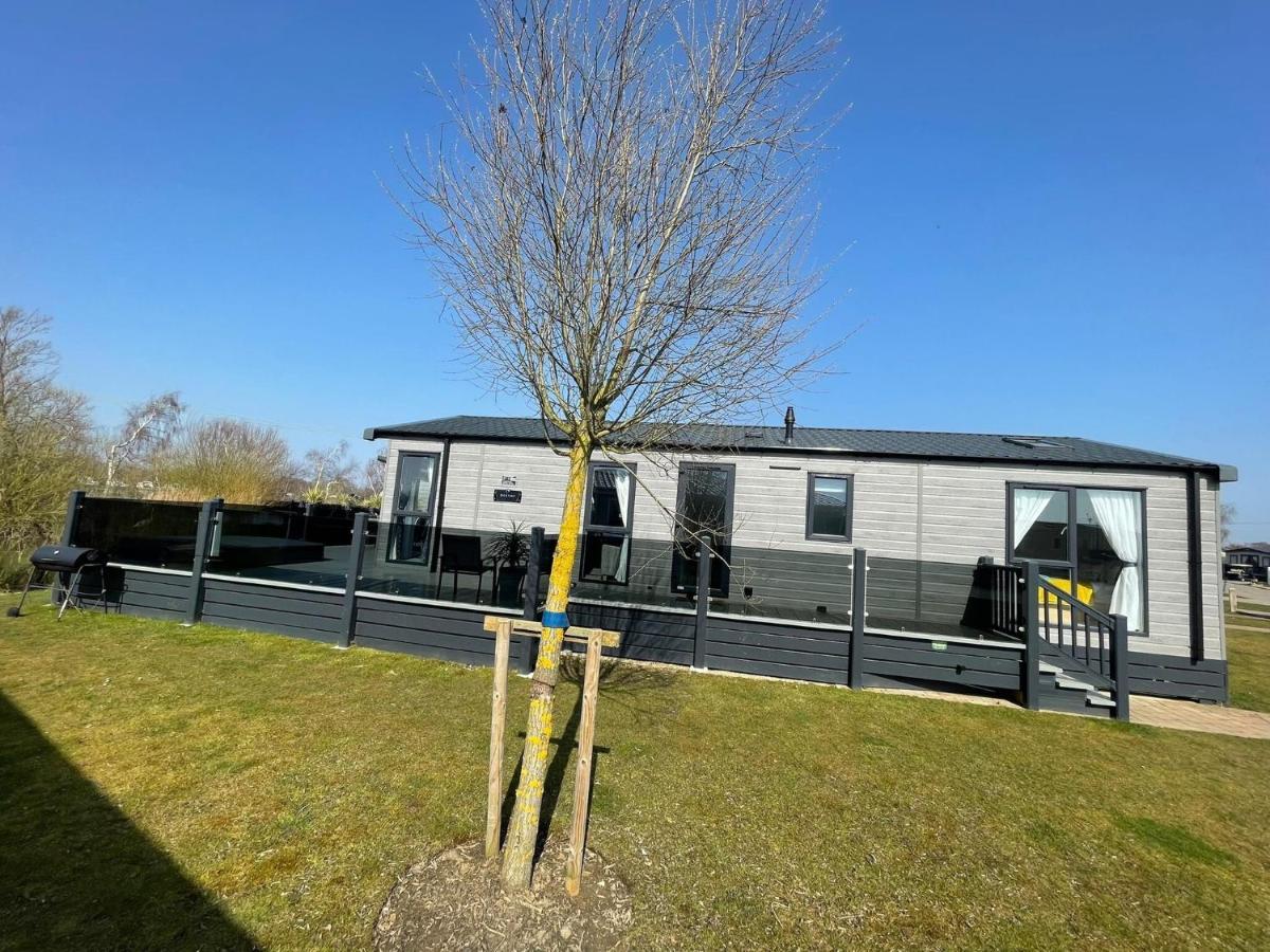 Indulgence Lakeside Lodge I3 With Hot Tub, Private Fishing Peg Situated At Tattershall Lakes Country Park 外观 照片