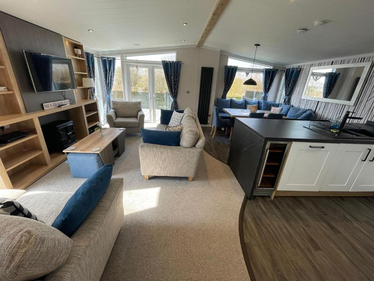 Indulgence Lakeside Lodge I3 With Hot Tub, Private Fishing Peg Situated At Tattershall Lakes Country Park 外观 照片