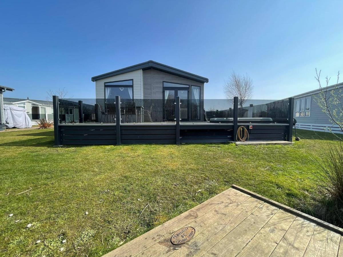 Indulgence Lakeside Lodge I3 With Hot Tub, Private Fishing Peg Situated At Tattershall Lakes Country Park 外观 照片