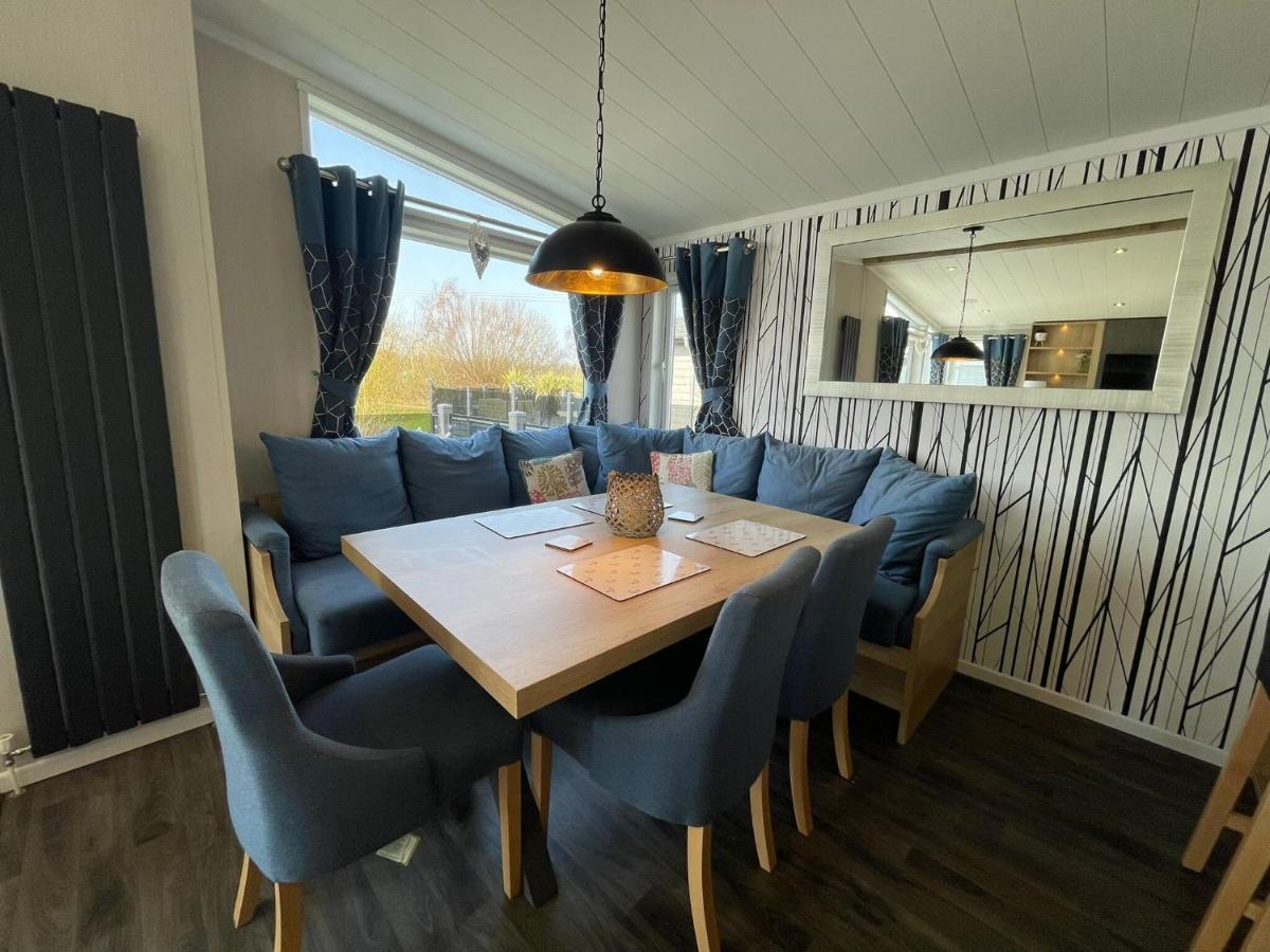 Indulgence Lakeside Lodge I3 With Hot Tub, Private Fishing Peg Situated At Tattershall Lakes Country Park 外观 照片