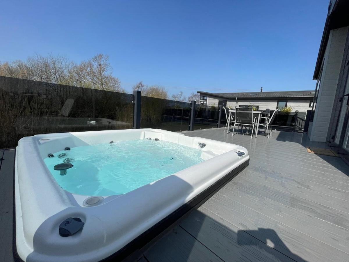 Indulgence Lakeside Lodge I3 With Hot Tub, Private Fishing Peg Situated At Tattershall Lakes Country Park 外观 照片