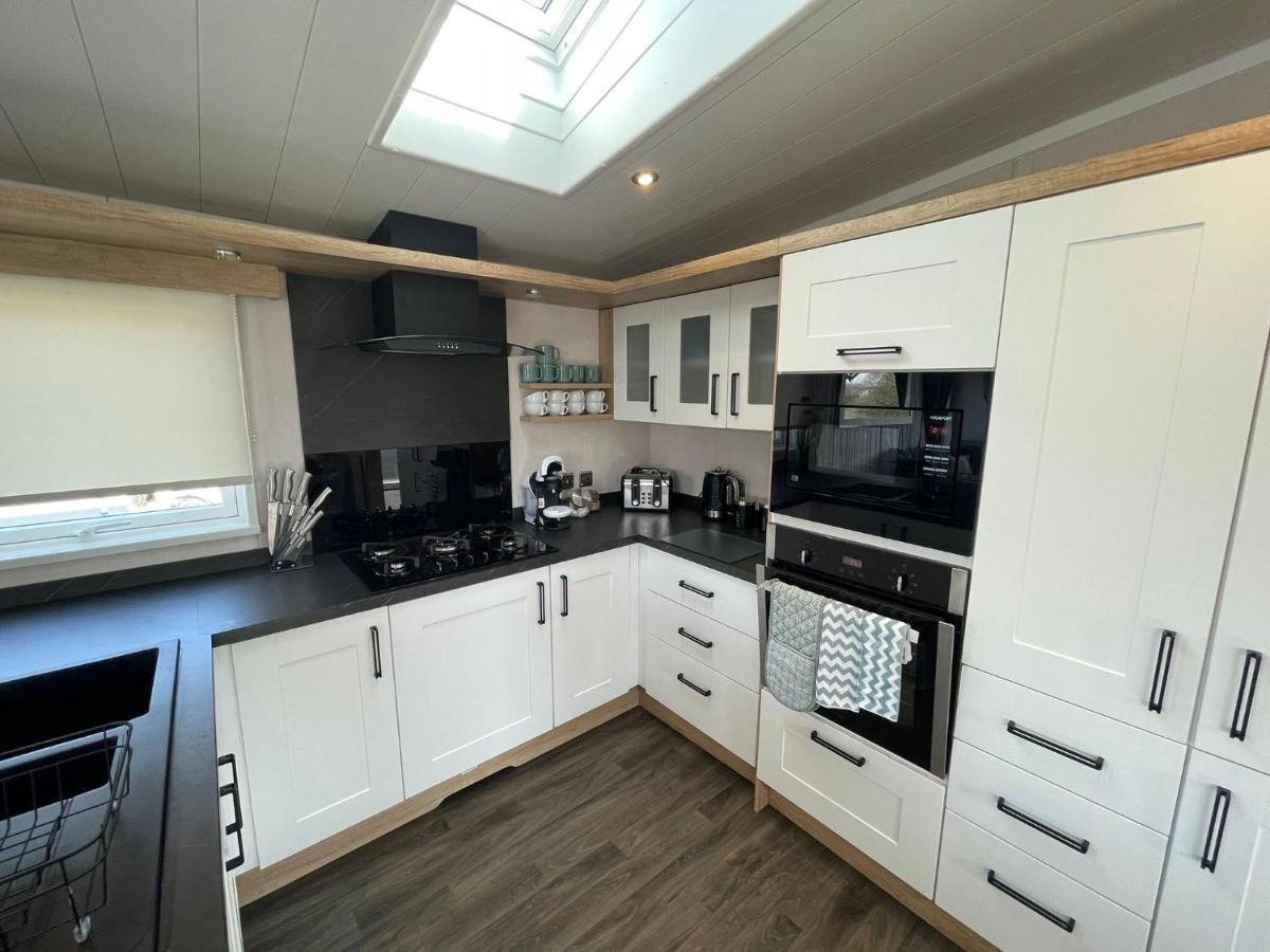 Indulgence Lakeside Lodge I3 With Hot Tub, Private Fishing Peg Situated At Tattershall Lakes Country Park 外观 照片
