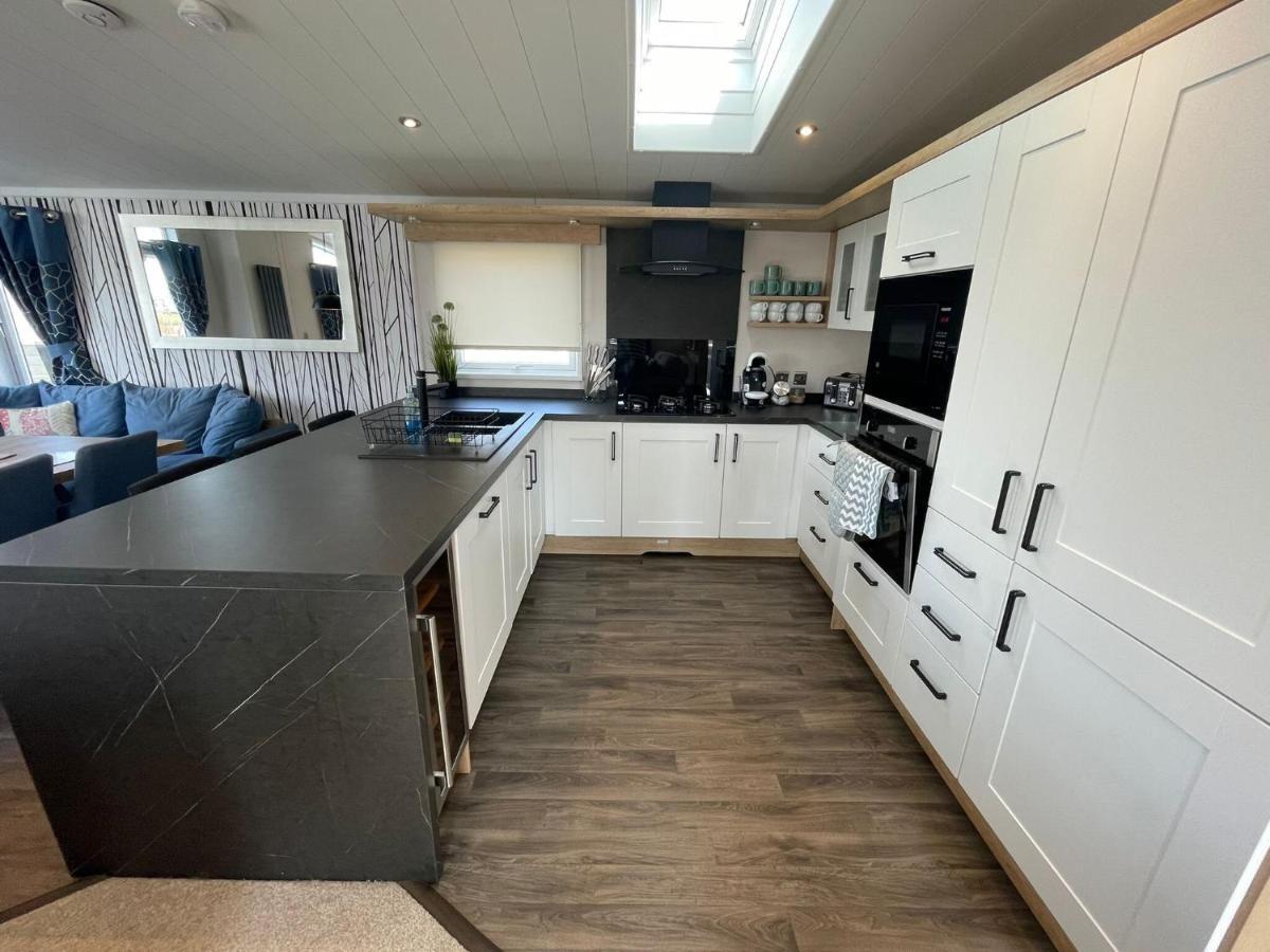 Indulgence Lakeside Lodge I3 With Hot Tub, Private Fishing Peg Situated At Tattershall Lakes Country Park 外观 照片