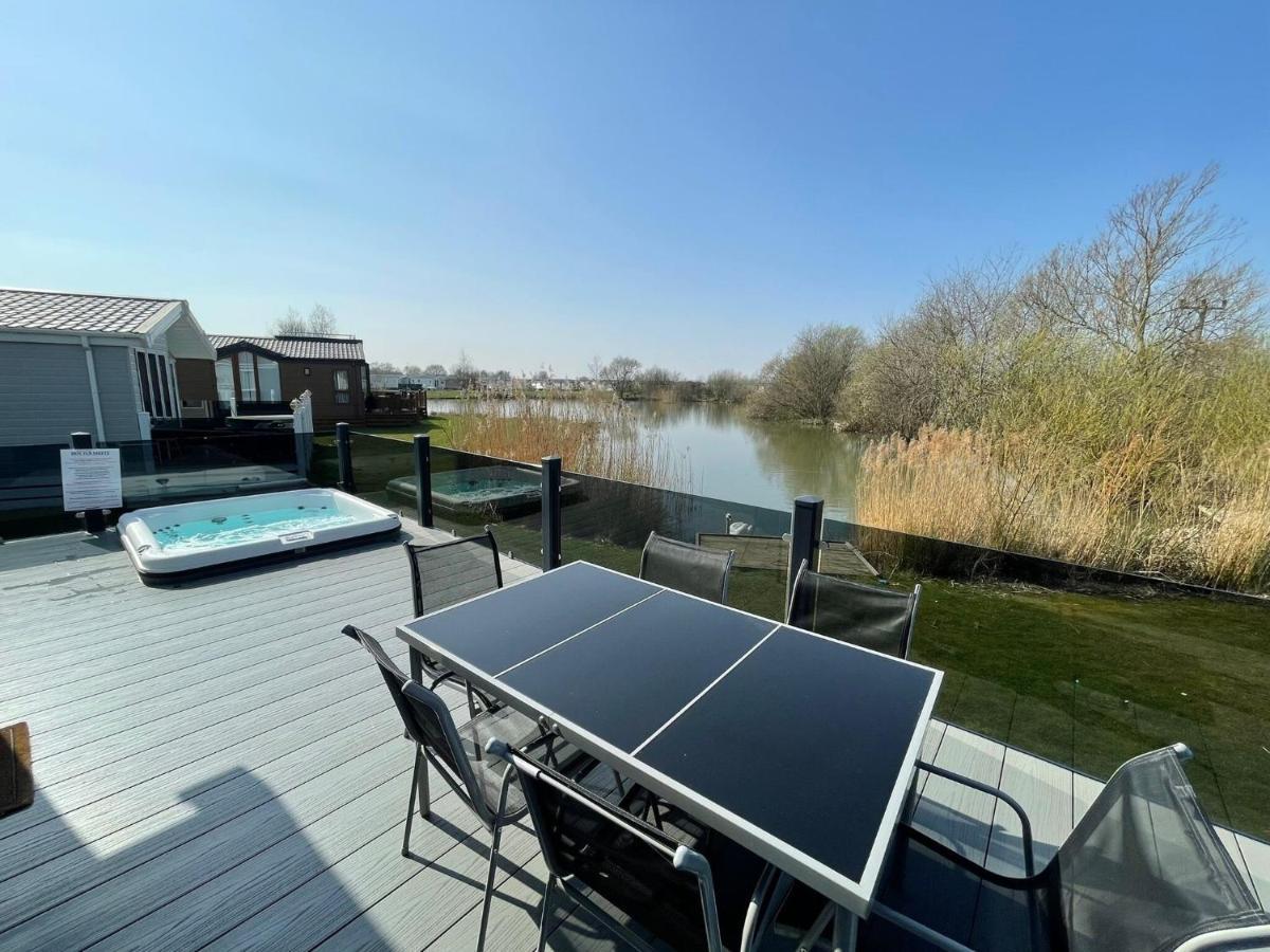 Indulgence Lakeside Lodge I3 With Hot Tub, Private Fishing Peg Situated At Tattershall Lakes Country Park 外观 照片