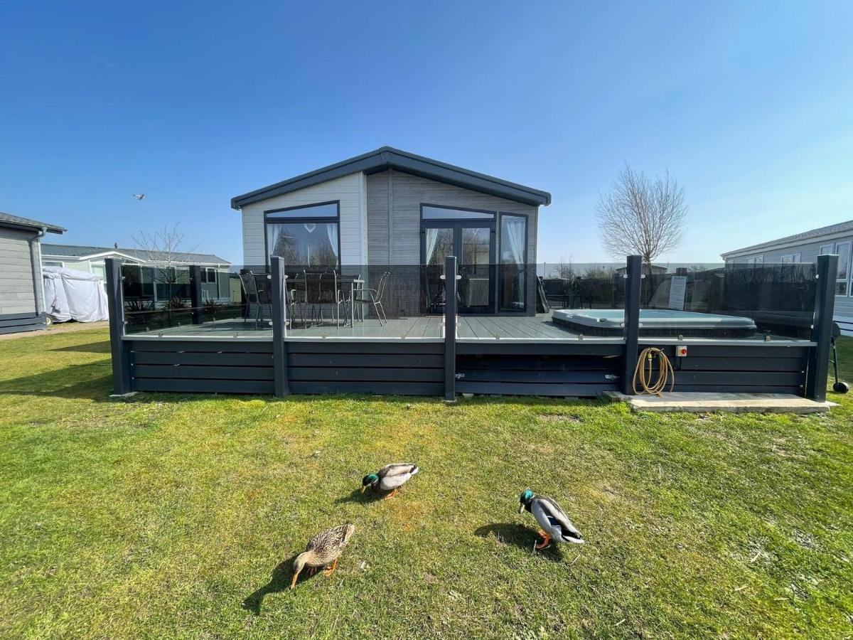 Indulgence Lakeside Lodge I3 With Hot Tub, Private Fishing Peg Situated At Tattershall Lakes Country Park 外观 照片