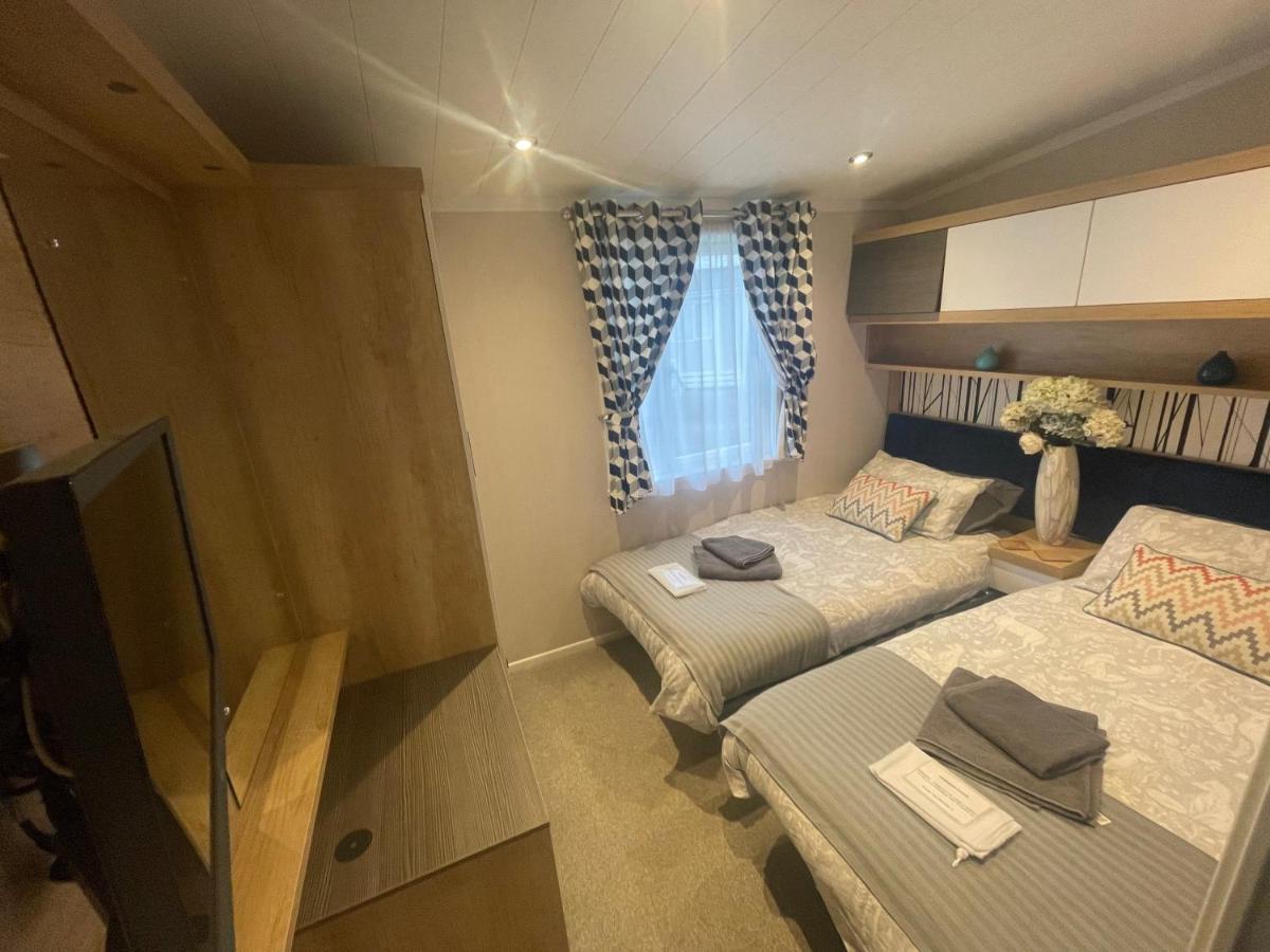 Indulgence Lakeside Lodge I3 With Hot Tub, Private Fishing Peg Situated At Tattershall Lakes Country Park 外观 照片