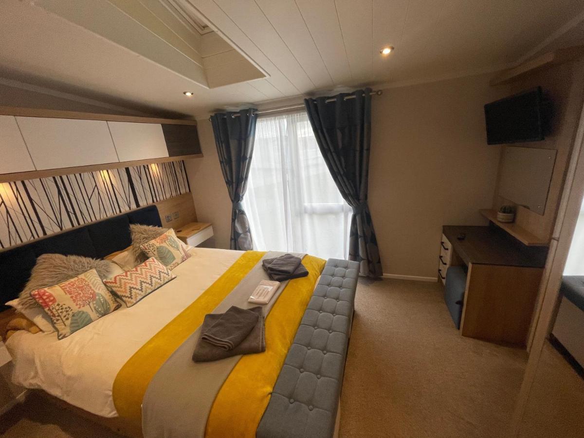 Indulgence Lakeside Lodge I3 With Hot Tub, Private Fishing Peg Situated At Tattershall Lakes Country Park 外观 照片