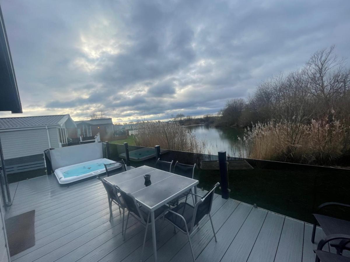 Indulgence Lakeside Lodge I3 With Hot Tub, Private Fishing Peg Situated At Tattershall Lakes Country Park 外观 照片